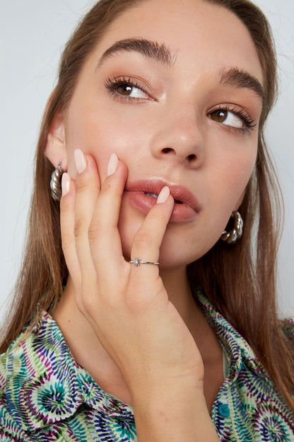 Ring met subtiele bloem en steentje - zilver