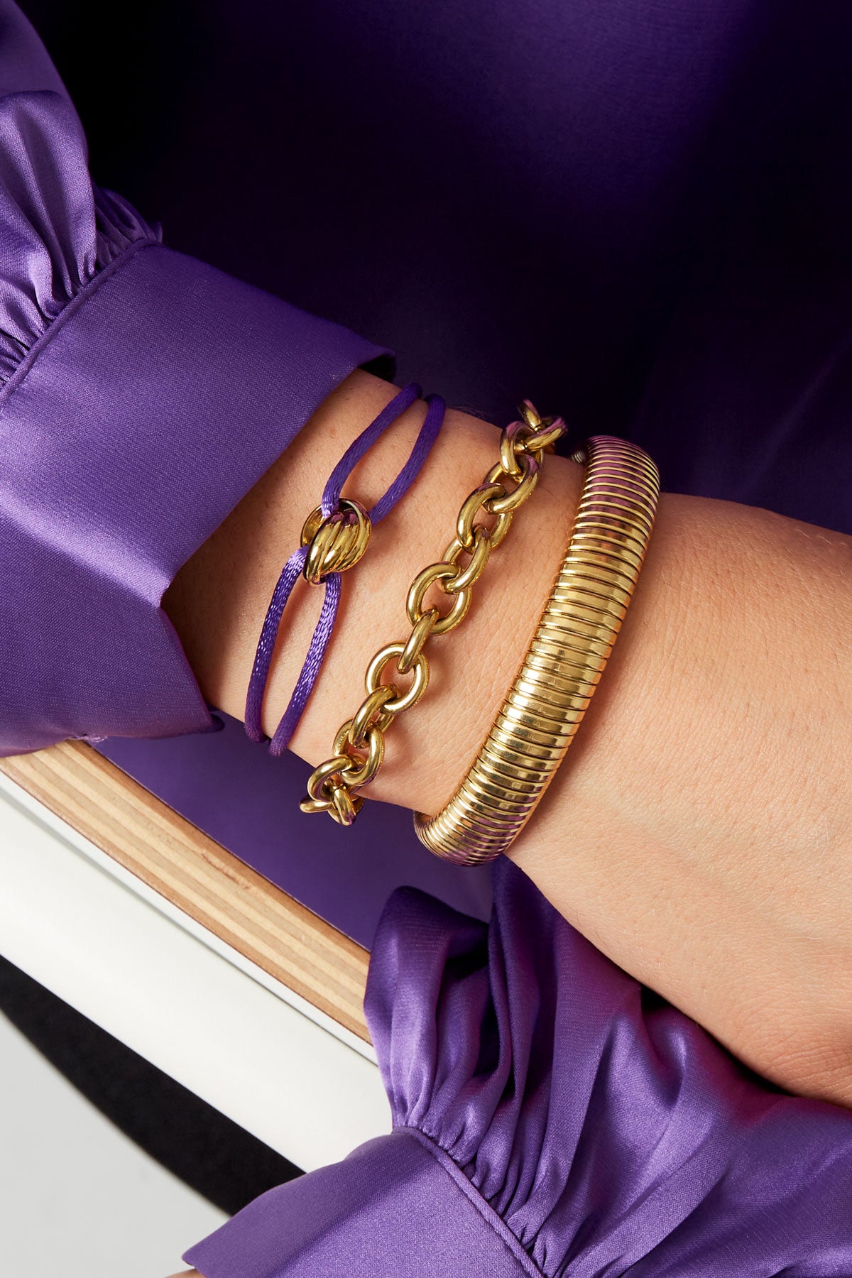 Satijnen armband met knoop bedel - goud/zwart