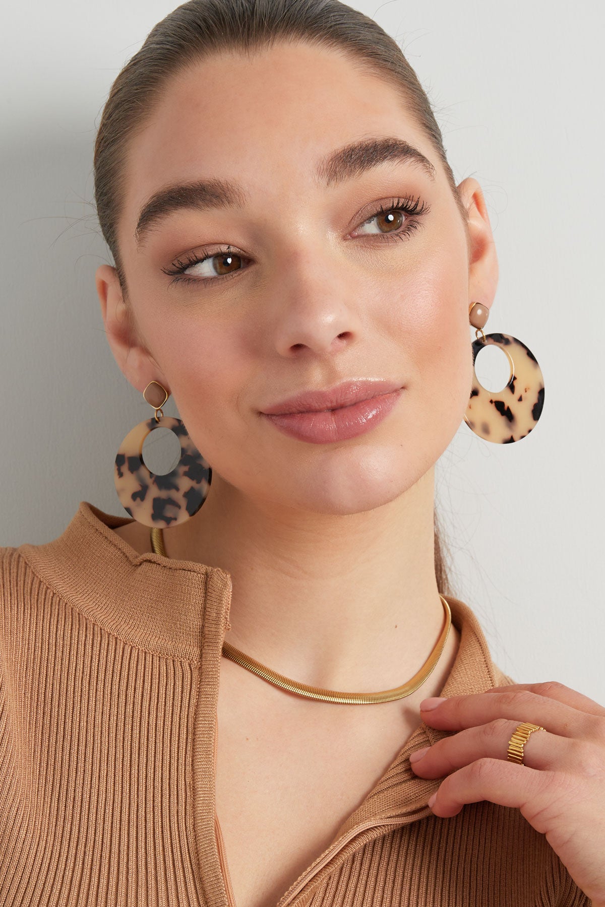 Oorbellen met ronde hanger en print detail - bruin