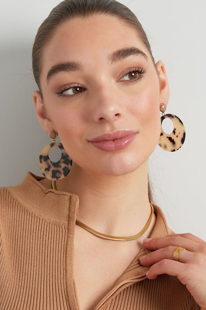 Oorbellen met ronde hanger en print detail - bruin