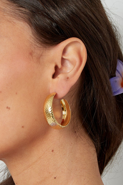 Grote ronde oorbellen met bubbly structuur - zilver