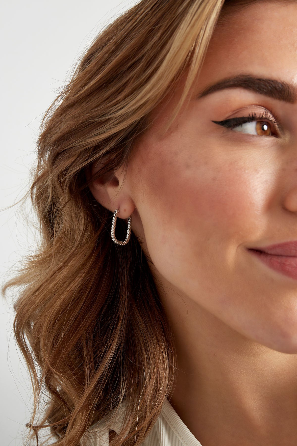 Elongated earrings with ribbed pattern - silver