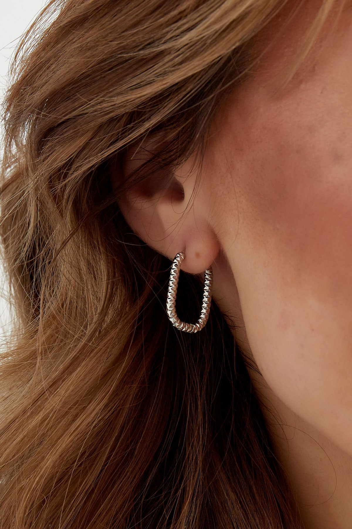 Elongated earrings with ribbed pattern - silver