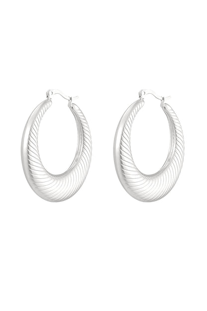 Grote ronde oorbellen met streep detail - zilver