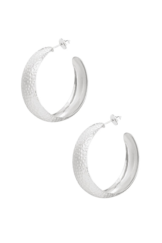 Grote ronde oorbellen met bubbly structuur - zilver